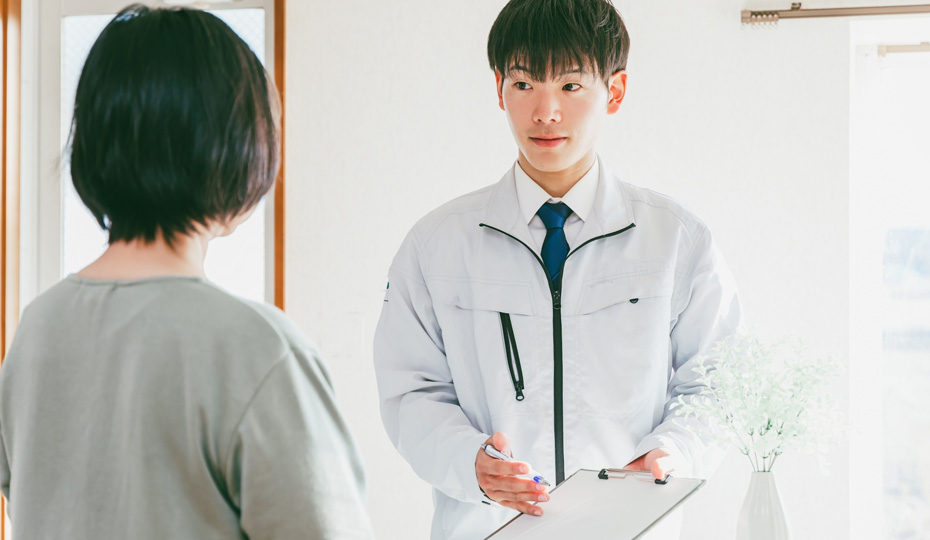 説明している男性