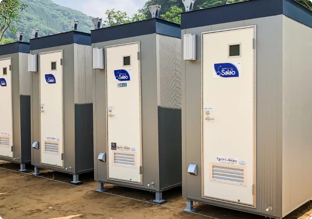 自律式移動型水洗トイレシステムの設置（Salao）