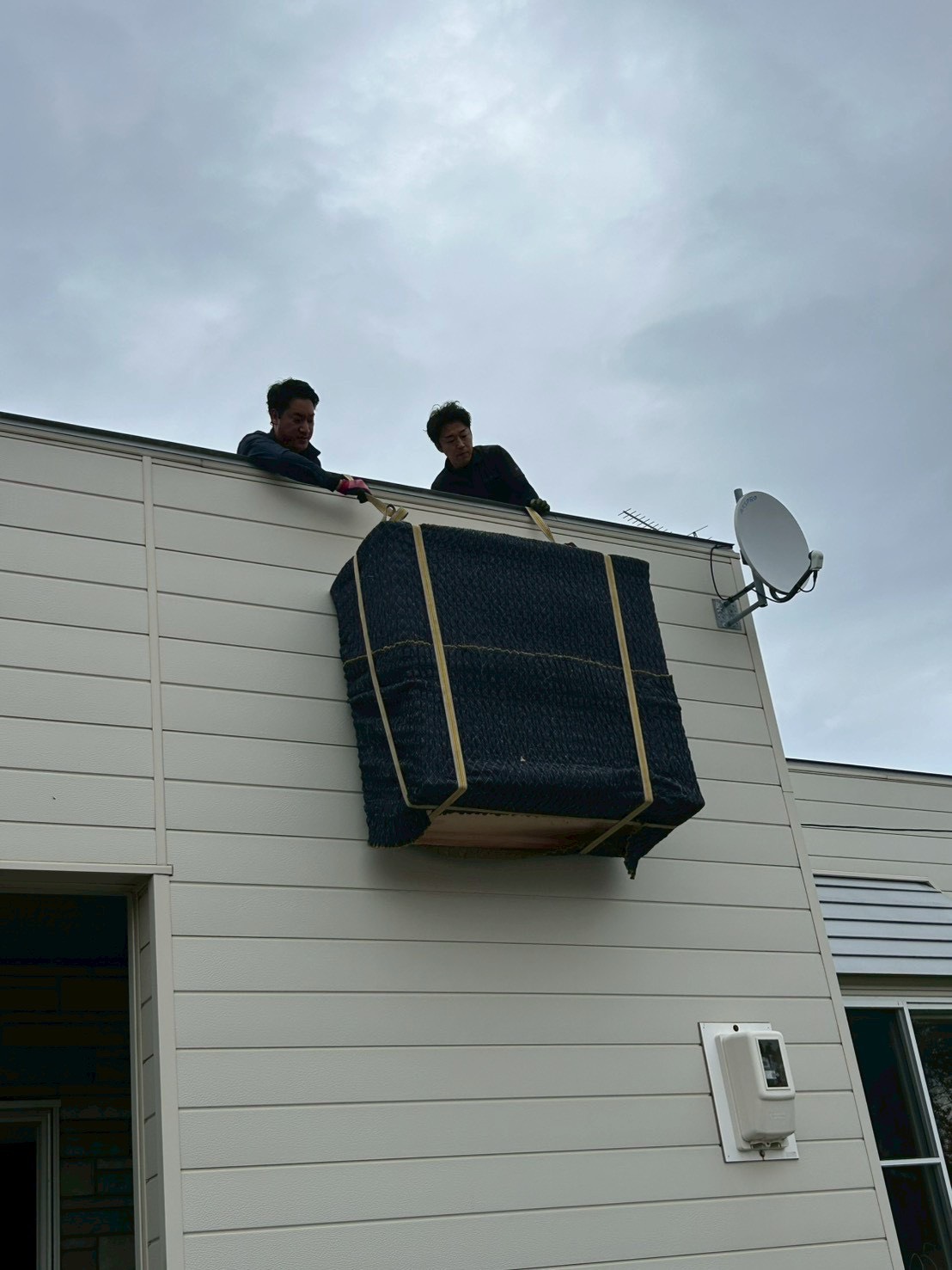 タンス搬出作業