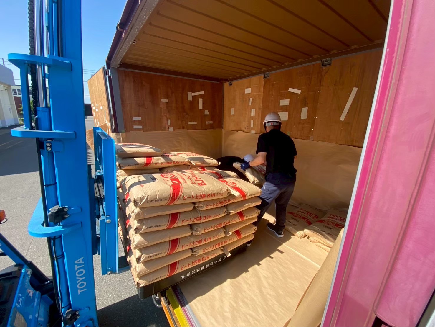 【苫小牧市】　原料袋の積込み作業